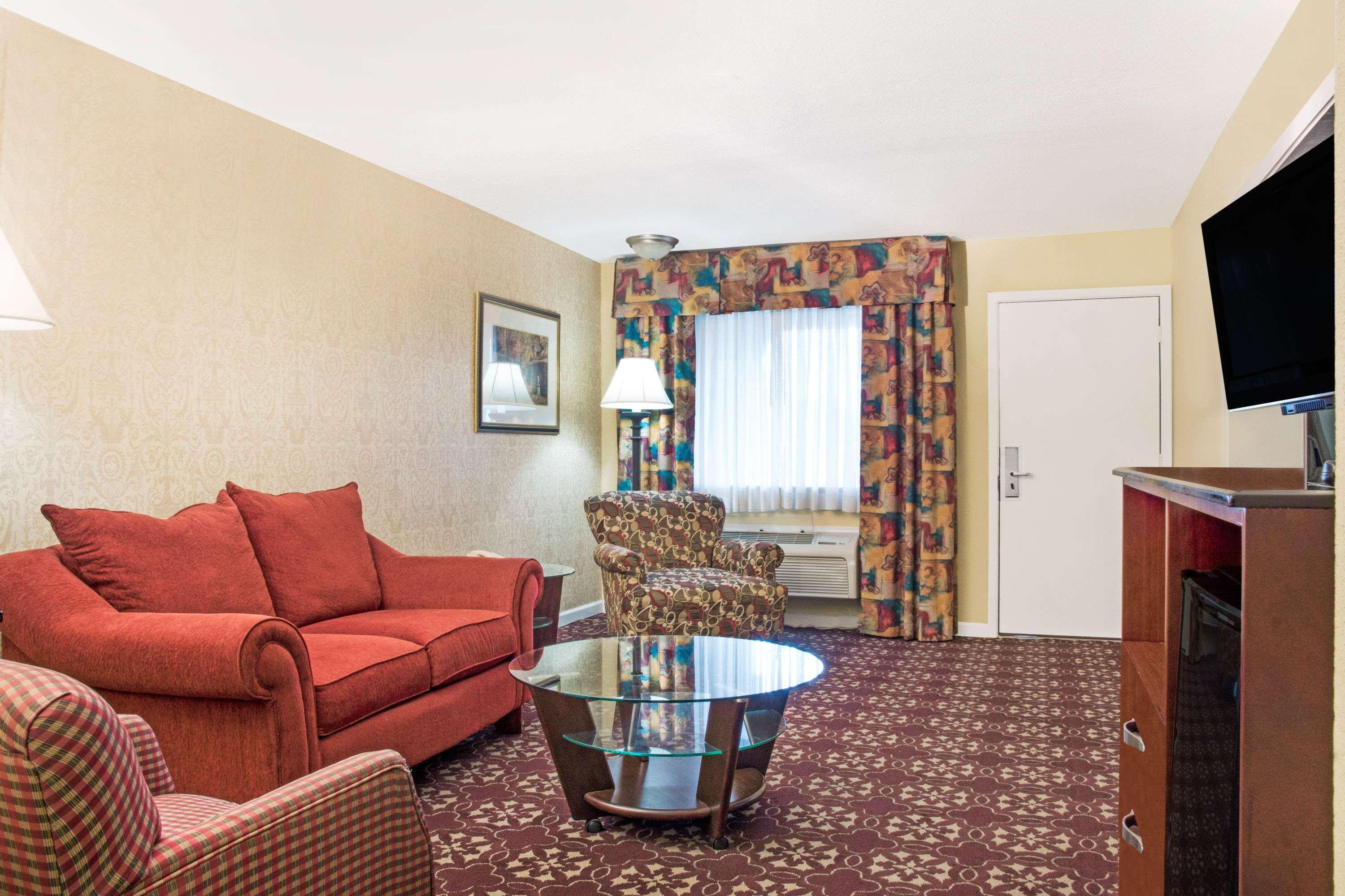 Days Inn by Wyndham Shenandoah The Woodlands Bagian luar foto