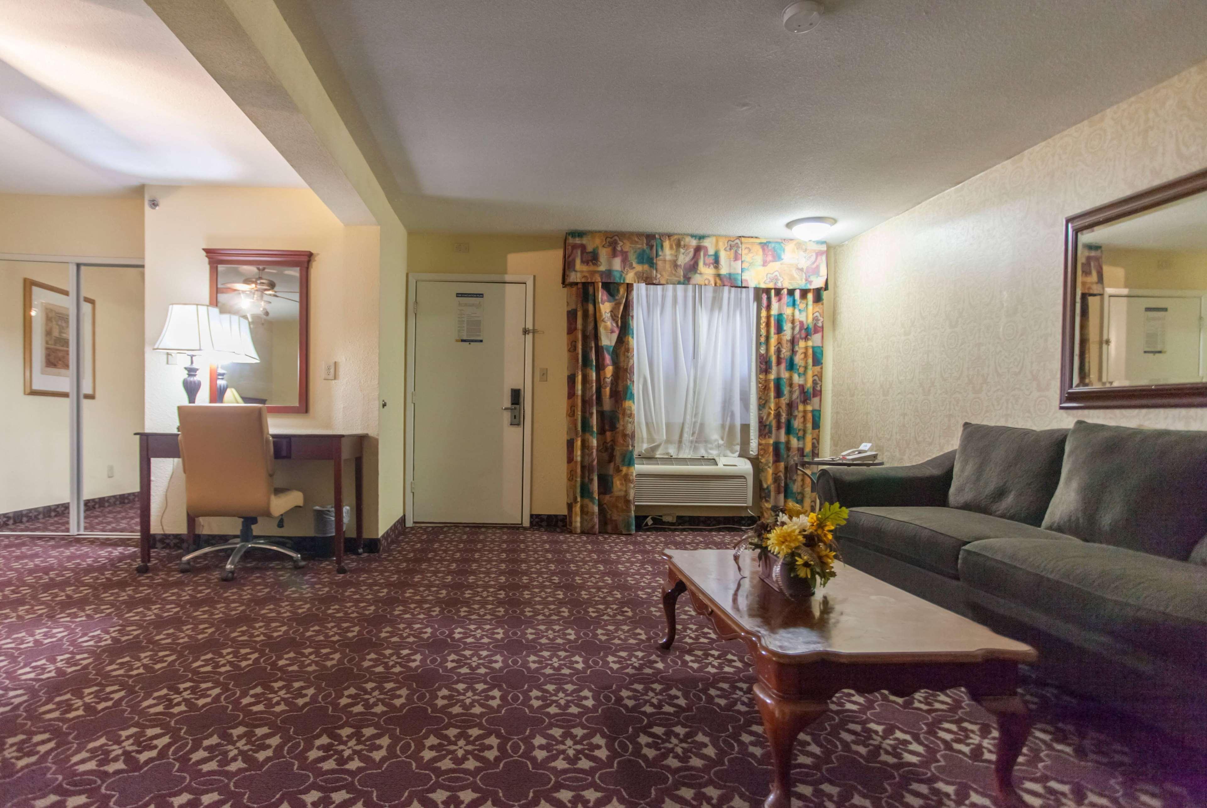 Days Inn by Wyndham Shenandoah The Woodlands Bagian luar foto