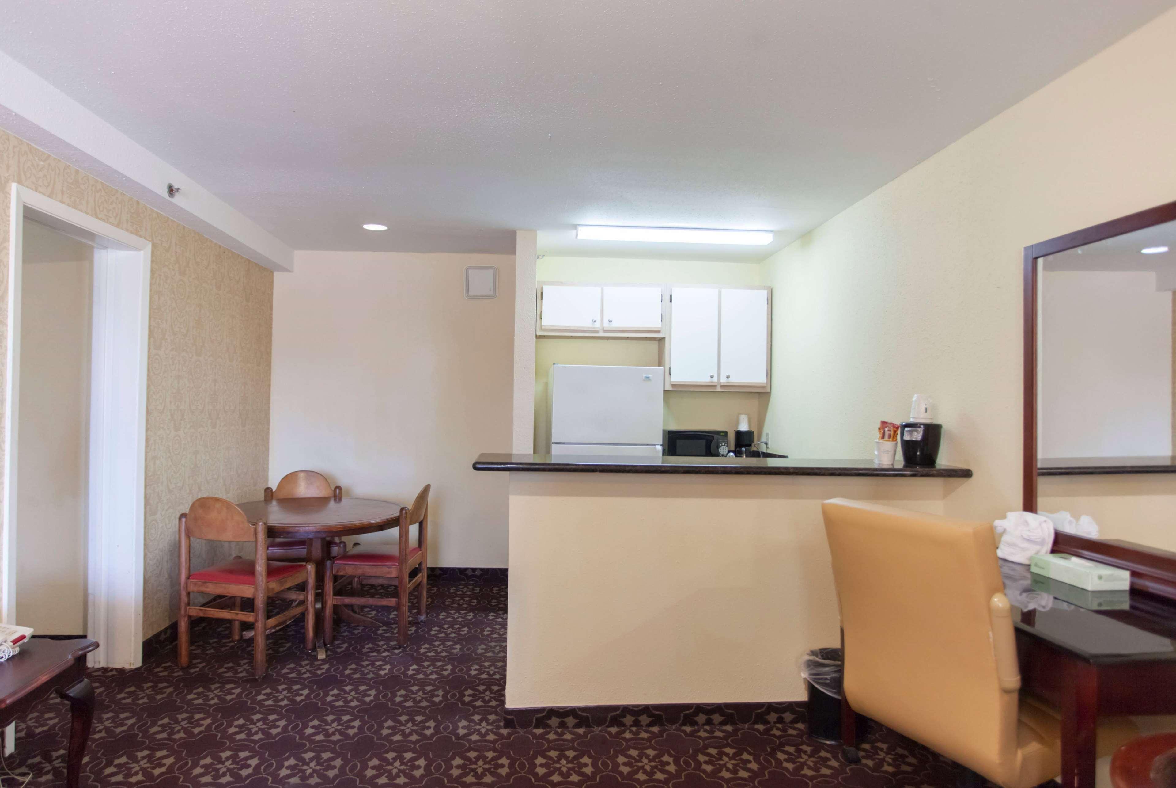 Days Inn by Wyndham Shenandoah The Woodlands Bagian luar foto